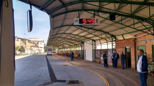 AGER FEZ A INSTALAÇÃO DE RELÓGIO DIGITAL E PLACAS DE IDENTIFICAÇÃO NO TERMINAL URBANO